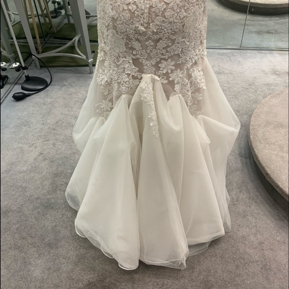 Beautiful wedding dress, veil and slip… worn once. - Picture 13 of 15